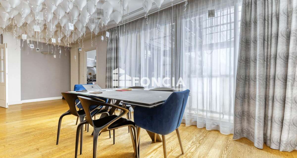 Appartement à PARIS-16E