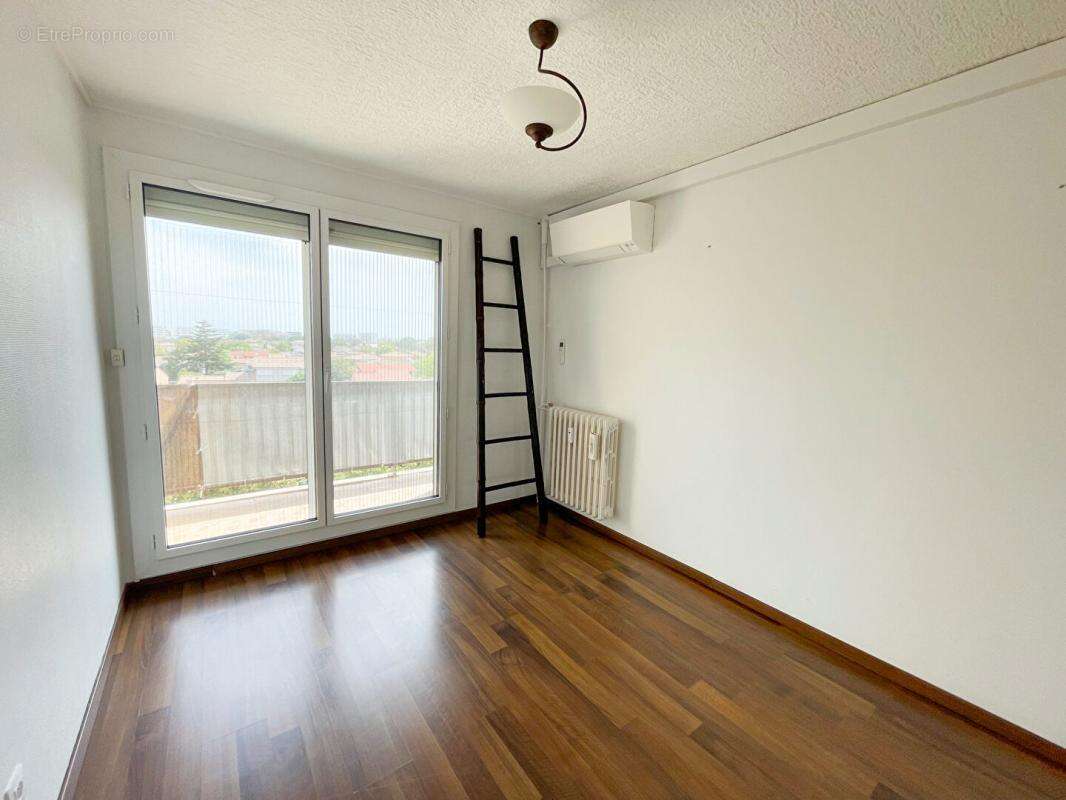 Appartement à BEAUZELLE