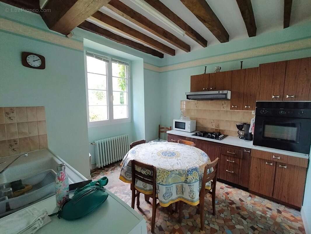 Maison avec étang à vendre à Courcité  cuisine - Maison à COURCITE
