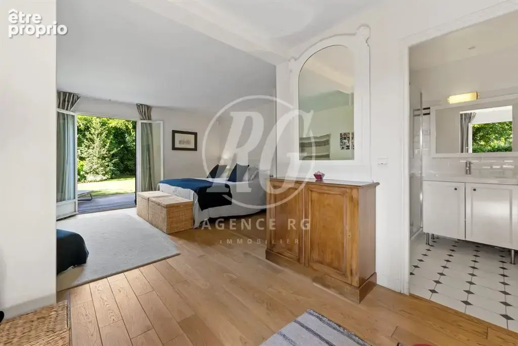 Demeure familiale d'exception à Garches : 270 m² de sérénité au cœur d'un écrin de verdure - photo 5
