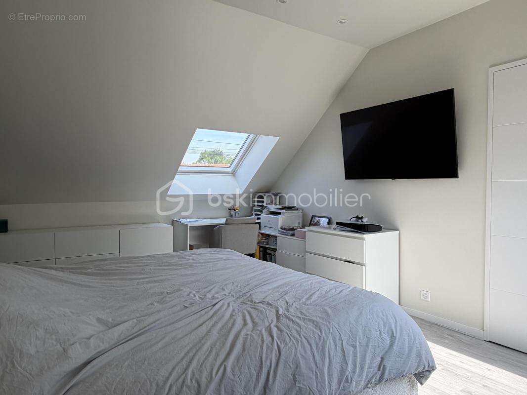 Maison ancienne rénovée composée de ses 4 chambres et de ses multiples dépendances ! - photo 6
