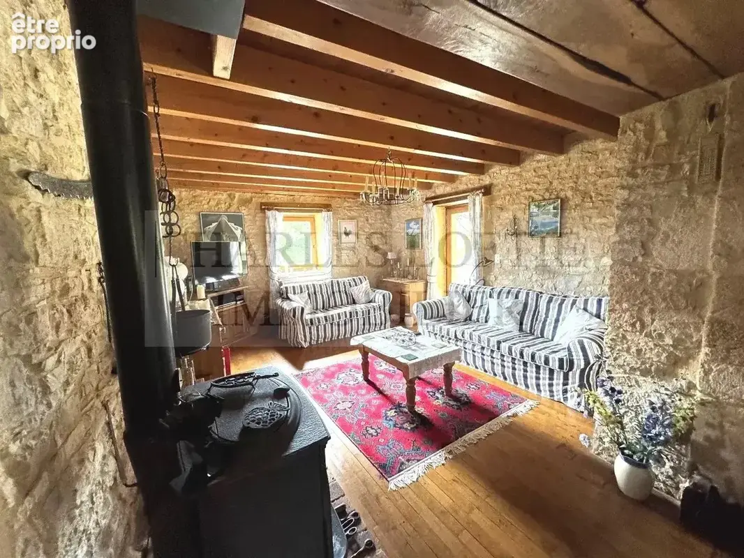 Charmante maison en pierre avec piscine, sur un terrain de 3800 m² , aux portes d’un village vivant de la Bouriane. - photo 5