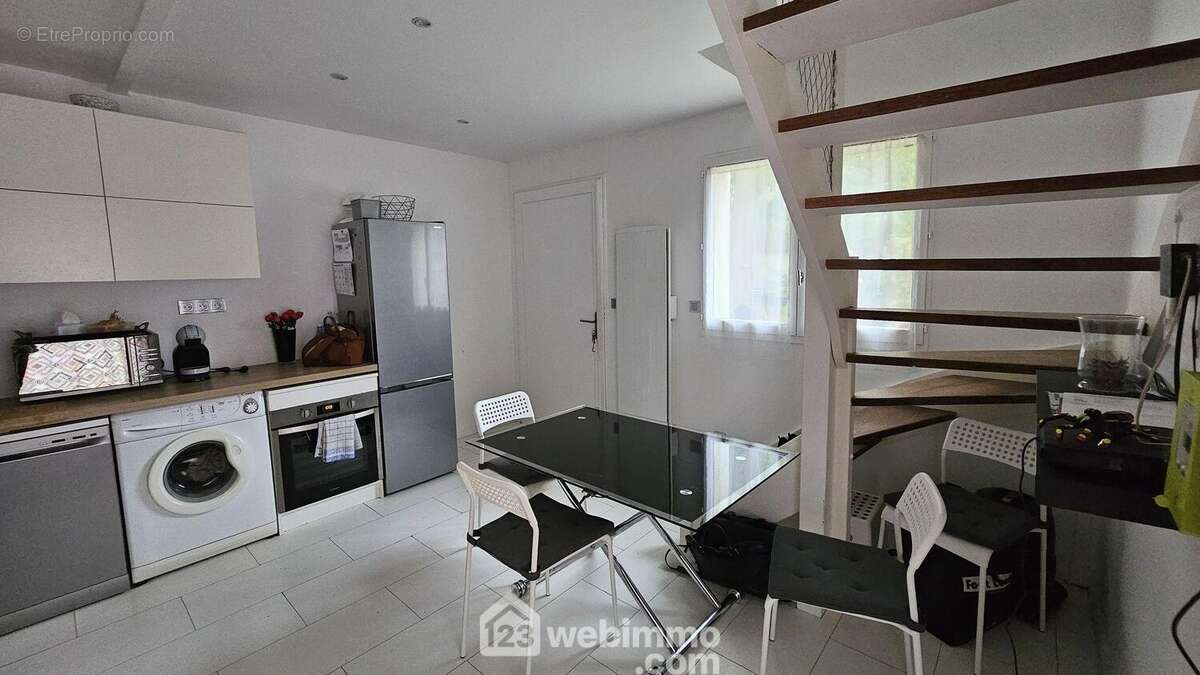 Une cuisine spacieuse et fonctionnelle. - Maison à ARBONNE-LA-FORET