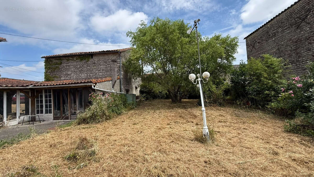 Maiosn de village et dépendances - photo 23