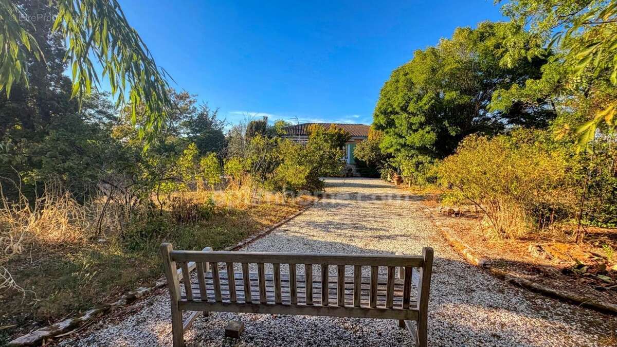 Propriété familiale 5 pièces au cœur d'un véritable parc de 2 158 m² - LA ROCHELLE (17) - photo 15
