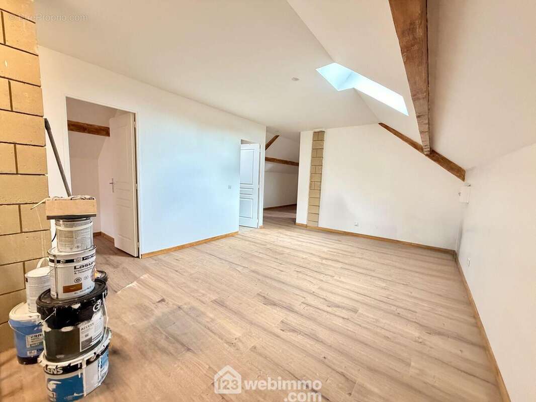 À l?étage, un grand palier de 22 m² pouvant facilement être aménagé en bureau, salle de jeux ou espace détente selon vos envies. Il dessert les différentes pièces de l?étage - Maison à VERSIGNY
