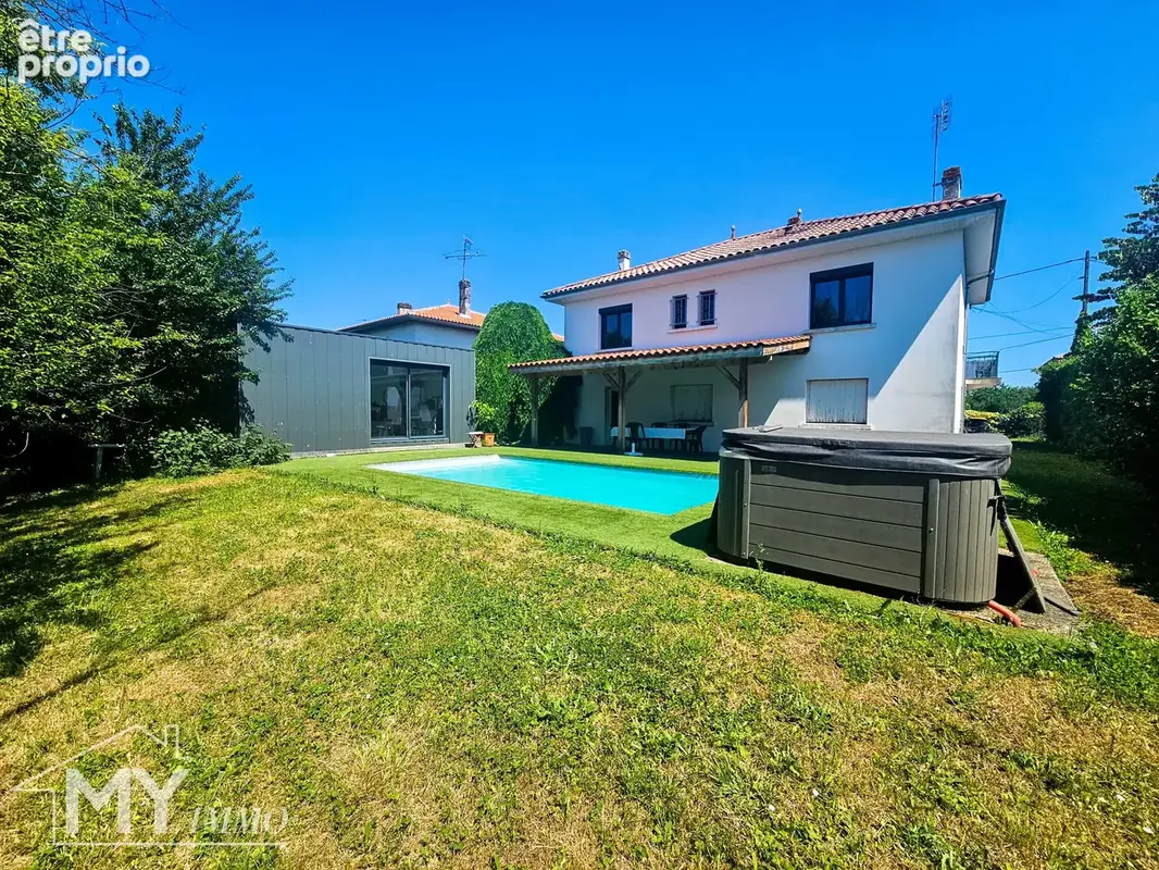 PINEUILH – Maison familiale avec piscine, spa et beaux espaces extérieurs - photo 1