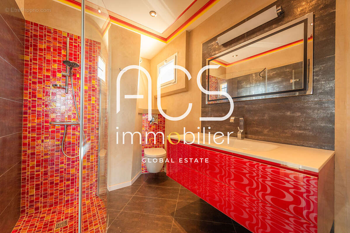 A vendre à Saint-Aygulf - Propriété avec vue mer panoramique, 200m2, piscine, studio, garage 4 voitures - photo 13