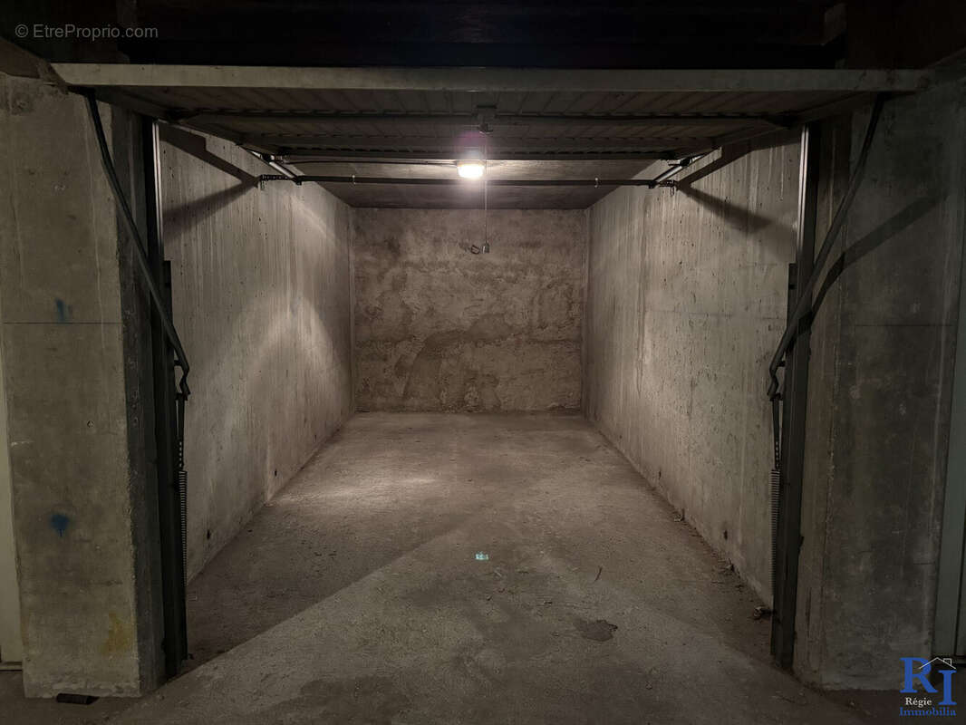 Boxe de garage - Parking à GRENOBLE