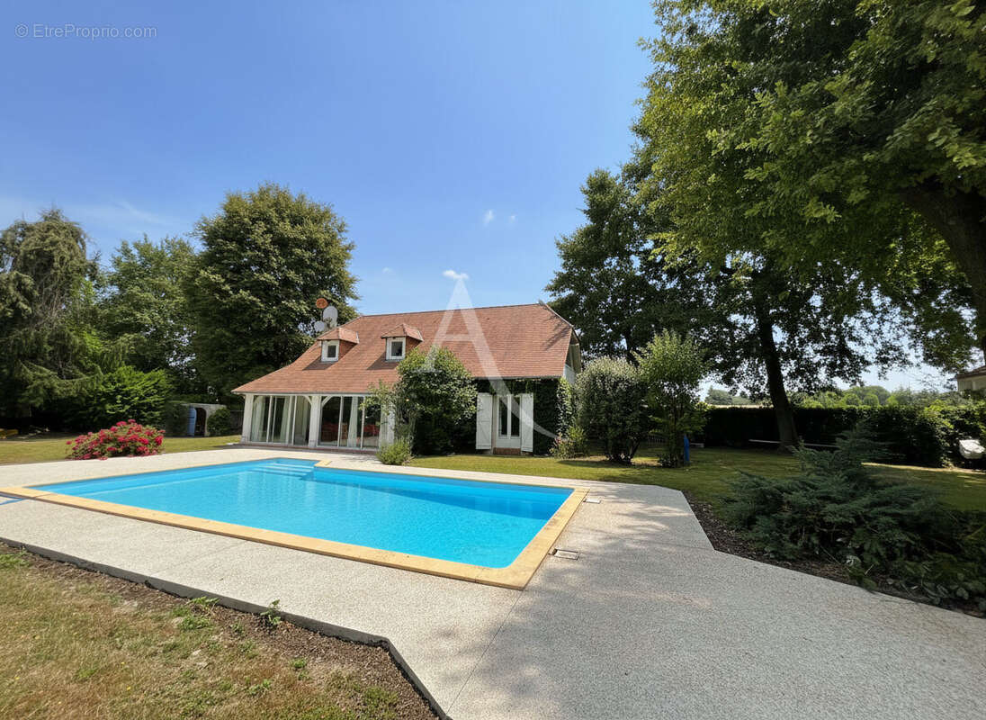 HAUT DE LESCAR - Maison 6 pièce(s) 150 m2 avec piscine garage carport terrain 1282m² - photo 9
