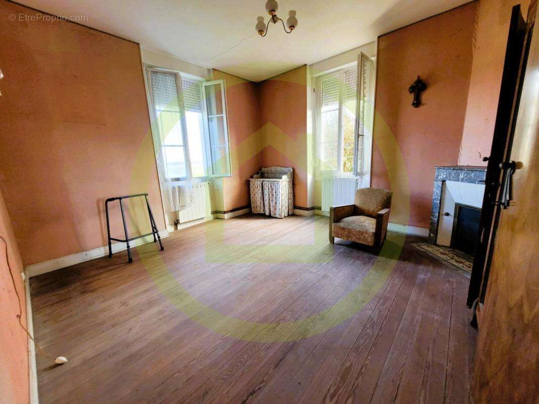 Maison à NIEUL-LE-VIROUIL