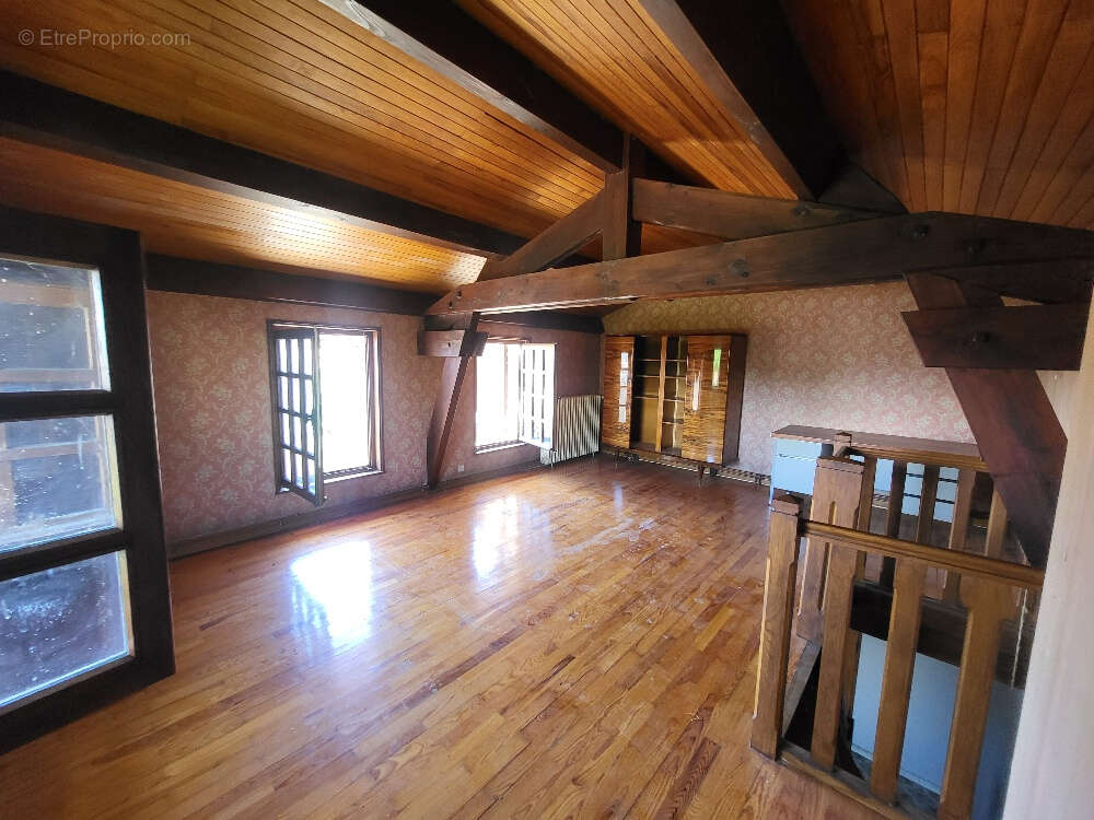 Maison à CRUZILLES-LES-MEPILLAT