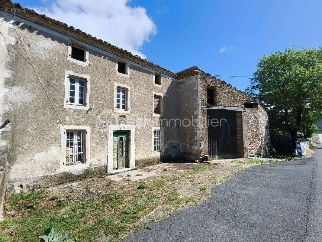 Maison a renover avec grand garage et exterieur - photo 2