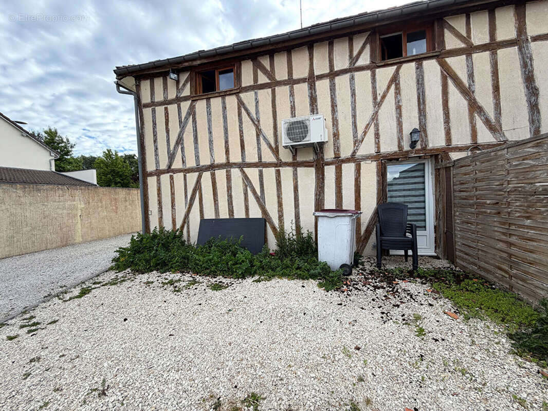 SAINT-JULIEN-LES-VILLAS, T3 en duplex rénové, de 52 m² avec terrasse privative - photo 12