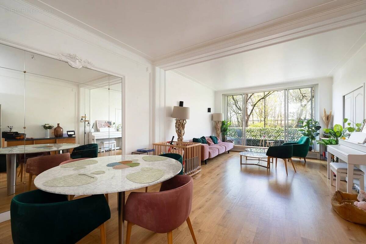 Appartement à PARIS-16E
