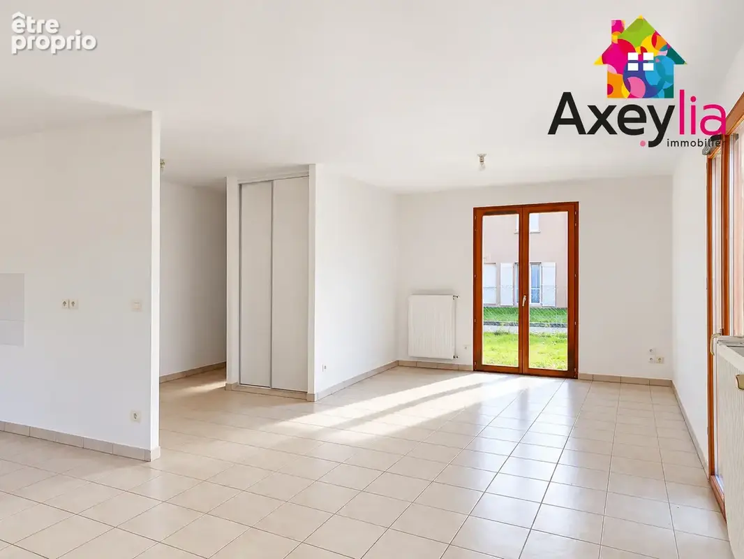 À vendre - charlieu - maison plain-pied 3 chambres avec terrain - photo 2