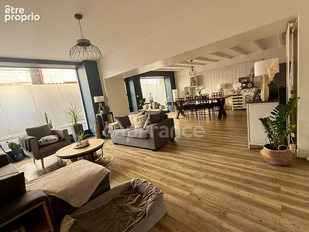  CHAMPDENIERS – Maison de caractère rénovée de 175 m² avec 135 m² de dépendances et fort potentiel - photo 5