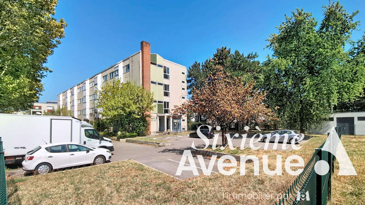 Appartement Saint Priest 2 pièces 40m² avec parking privé et fermé - photo 7