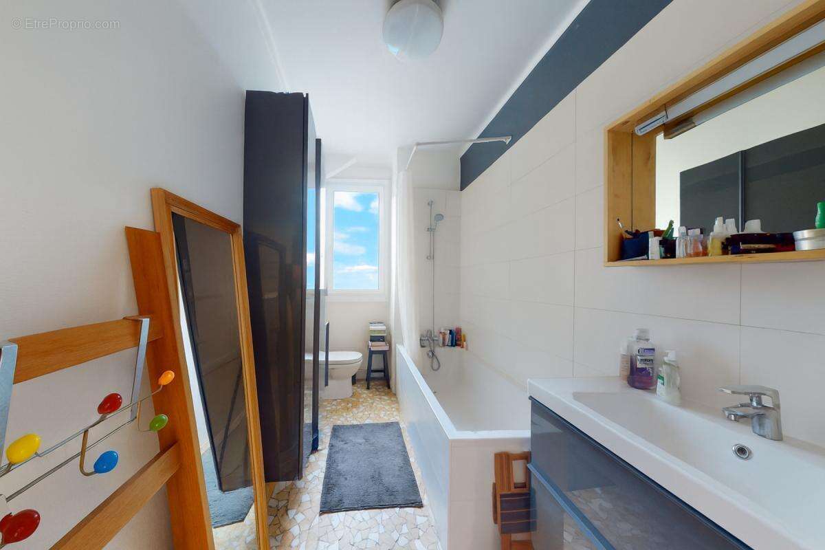 Appartement à COURBEVOIE