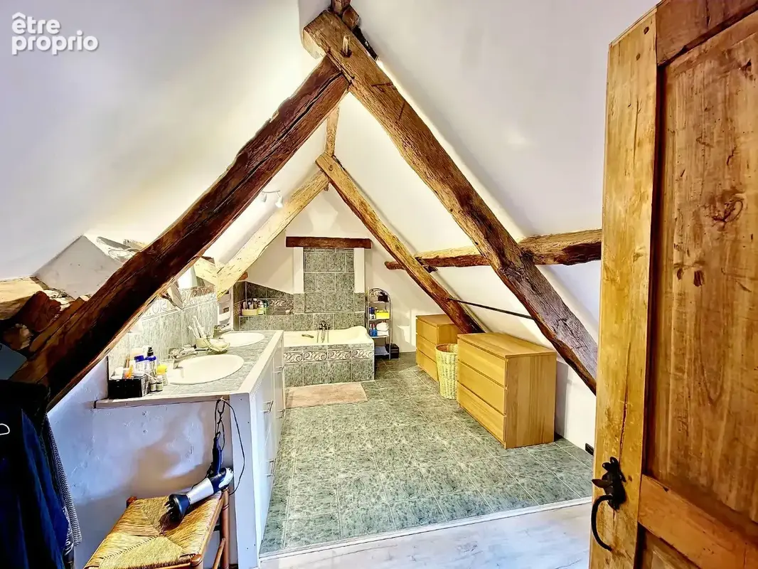 Belle et grande bâtisse dans un hameau. - photo 15