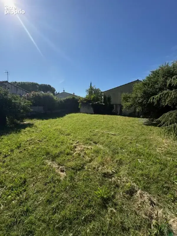 Photo Terrain à Saint-Saturnin-Les-Avignon au prix de 129 000€