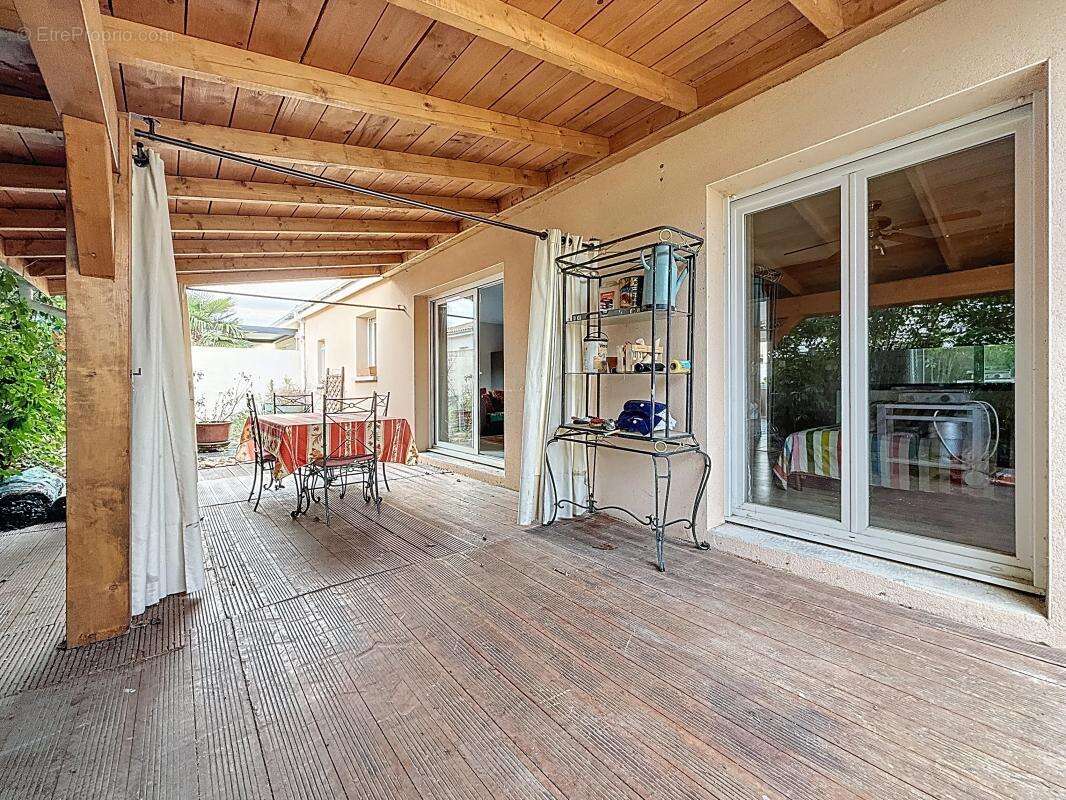 Maison - Mitoyenne par le garage - Plain pied - 3 Chambres - Garage - Piscine - Terrasse - photo 8