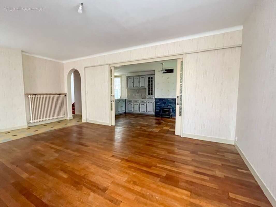 Maison familiale – Centre-ville d’Airvault – 4 chambres – Jardin et dépendances - photo 2