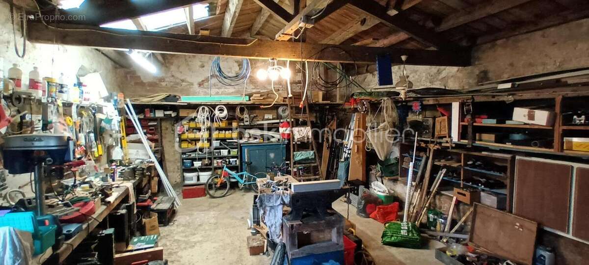 Maison de plain pied de 70m2,grenier amenageable de 70m2, dependances, garage + cour fermee - photo 18