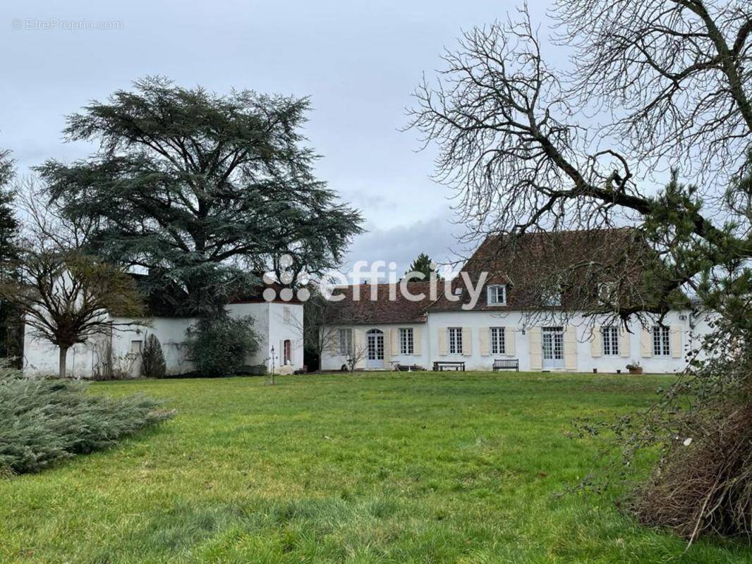 Maison à SAINT-REMY-EN-ROLLAT