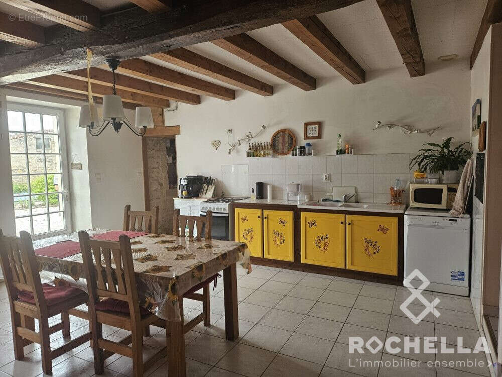 Maison 213 m² à Vergne  - photo 2