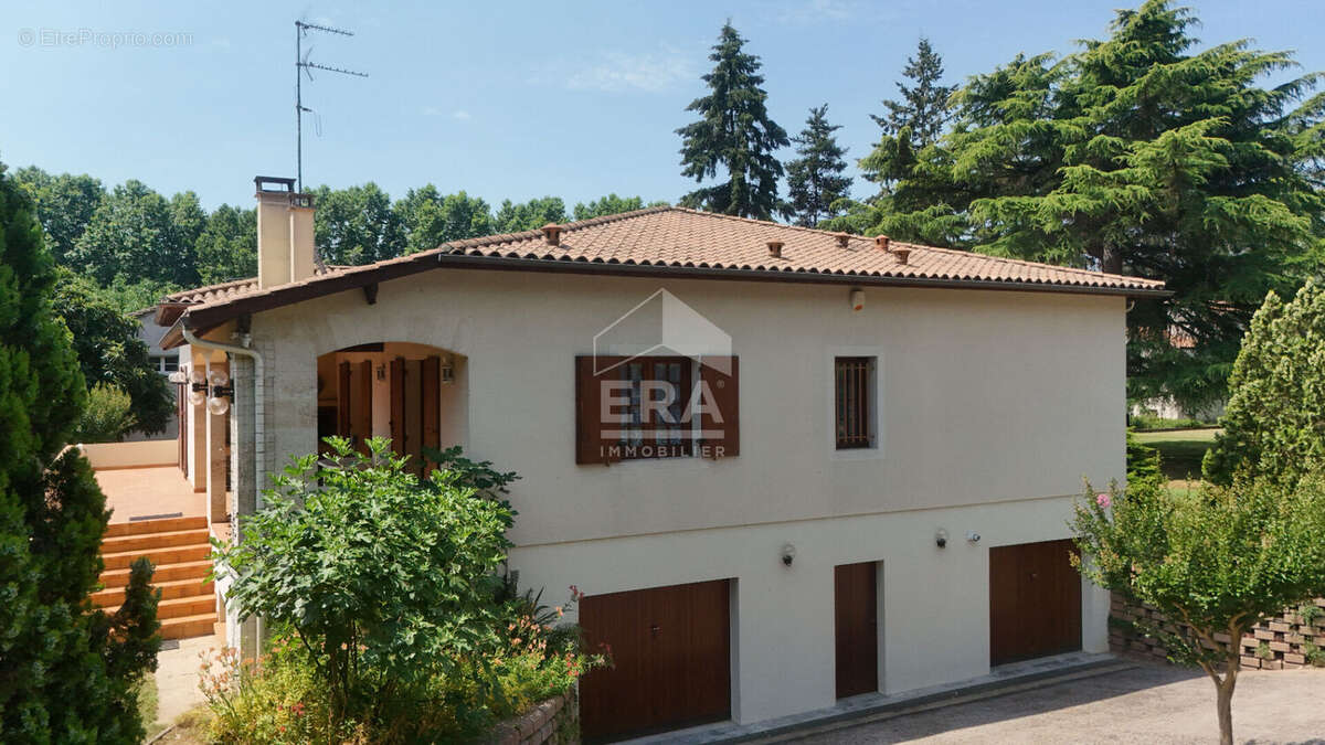 Rare sur le secteur : vaste maison avec deux parties habitations - photo 2
