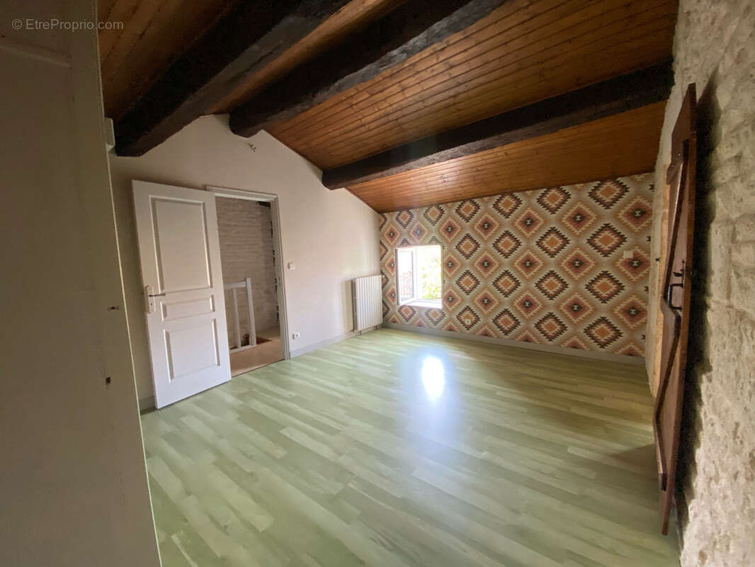 Maison en pierres, jardin, garage, préau, dépendances. - photo 10
