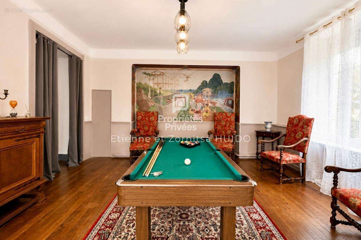 Maison de maître de 231 m² avec deux habitations Centre-ville de Vatan - photo 2