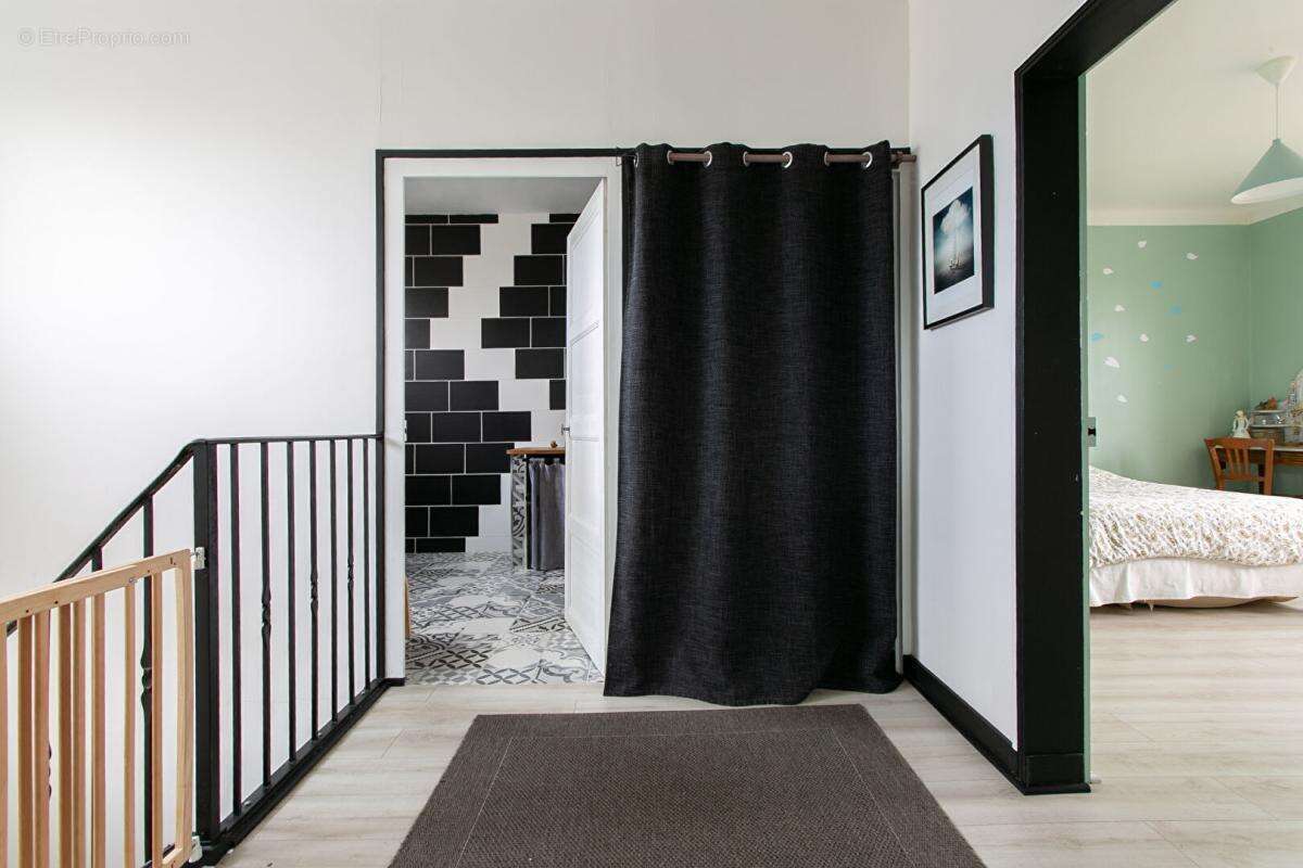 Maison Sèvremoine 5 P . 3 Chs . Bureau . 133.67 M² . T 315 M² . Garage - photo 11