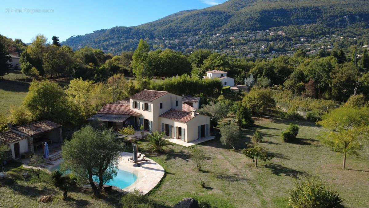Maison à CHATEAUNEUF-GRASSE