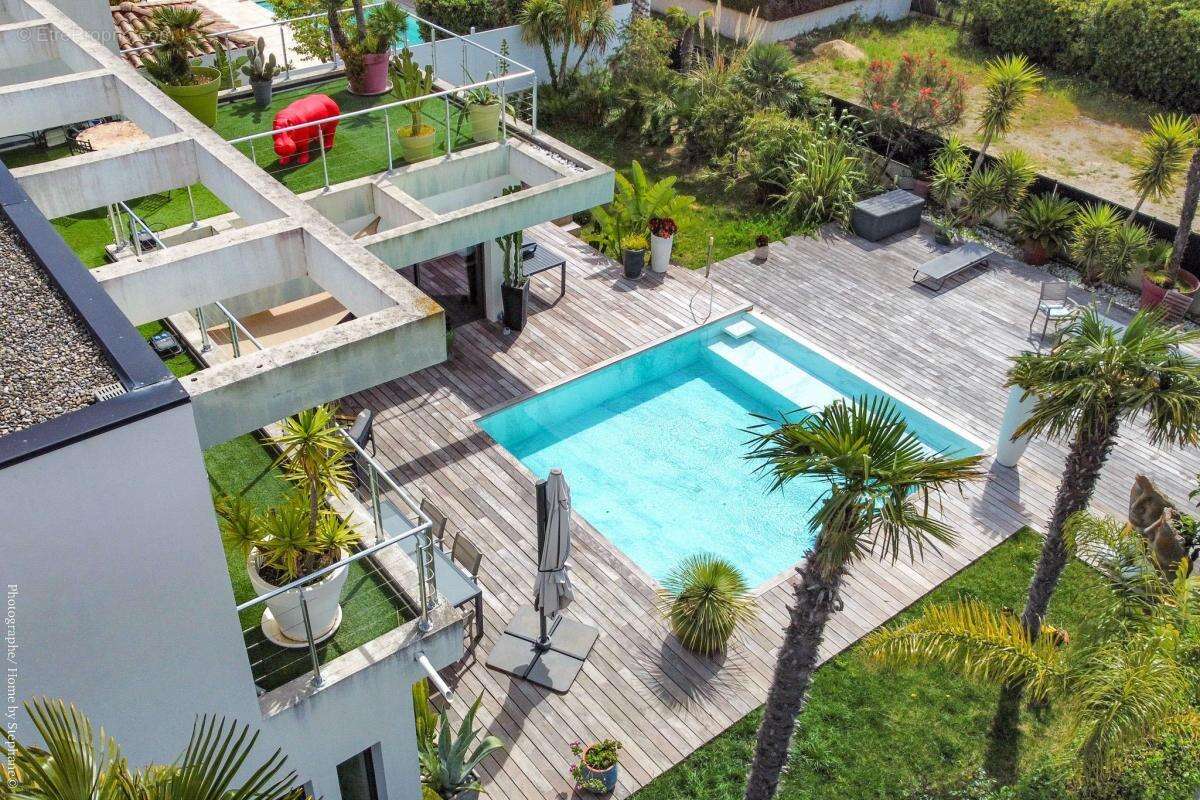 Sanary sur Mer - Villa d’exception de 250 m² – Piscine à débordement - photo 2