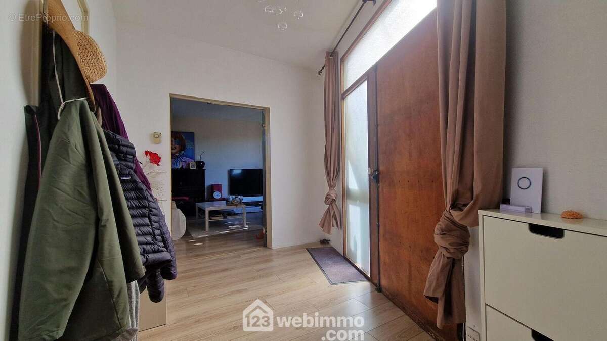 Une vaste entrée de 8 m² distribue... - Maison à LAON