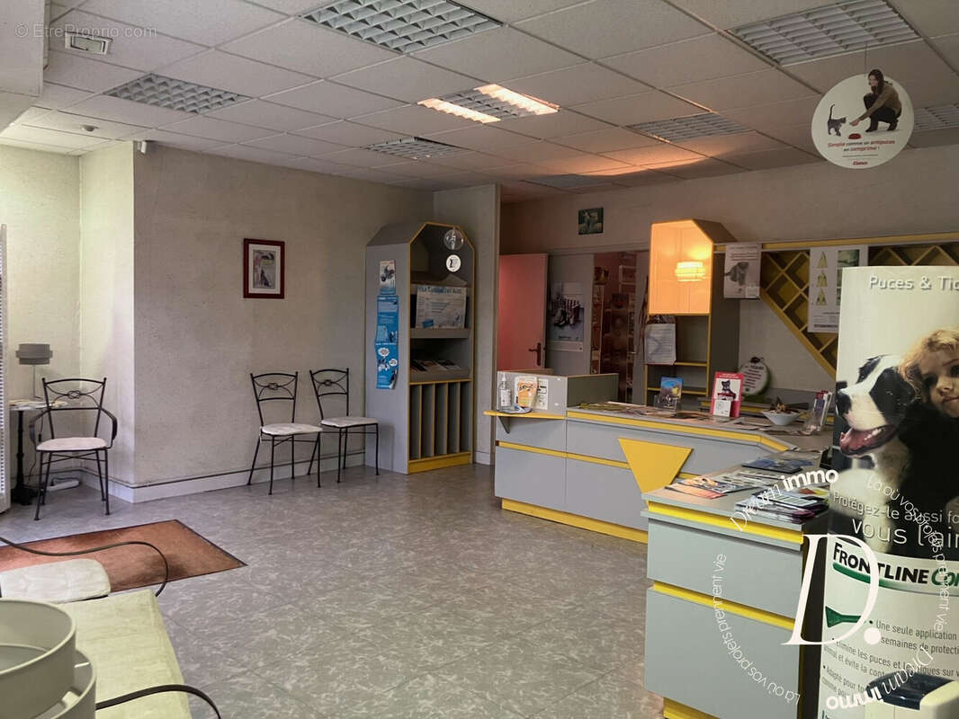 Entrée / salle d'attente - Commerce à GASNY