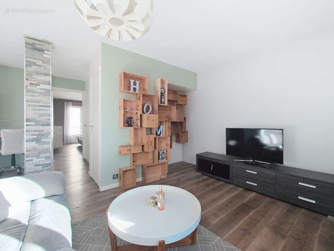 À VENDRE   T2 rénové avec balcon - A 10 mn du centre Courier (Annecy) - photo 9