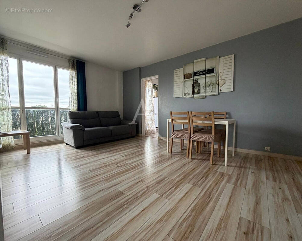 Appartement à VAUJOURS