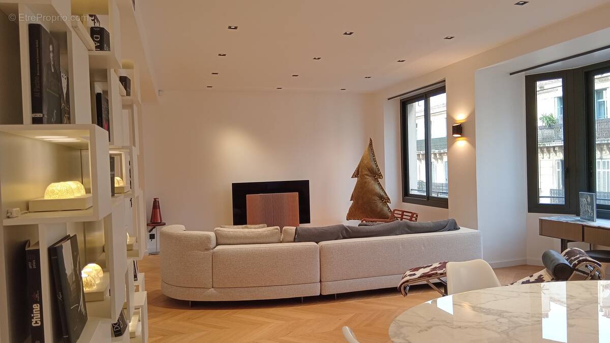 Grande pièce à vivre  60m2 - Appartement à MARSEILLE-8E