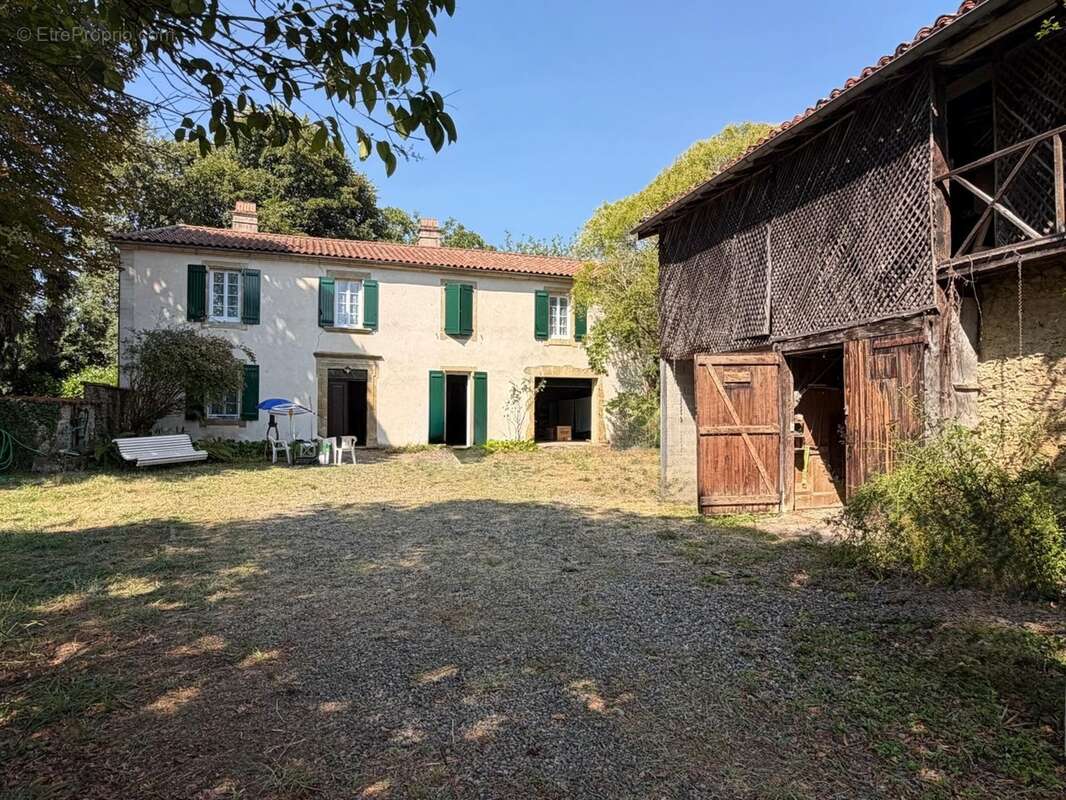 PLAISANCE DU GERS(32): MAISON BOURGEOISE avec garages et dependances , dans son jus, 190m2 sur terrain paysagé et pâture de 5.00 - photo 4
