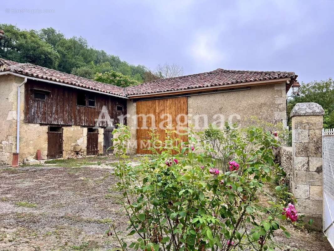 Maison en pierre avec dépendances à rénover - photo 2
