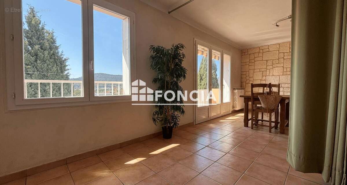 HYERE, EN DERNIER ETAGE, T3/4 traversant et lumineux avec cave et large parking - photo 6