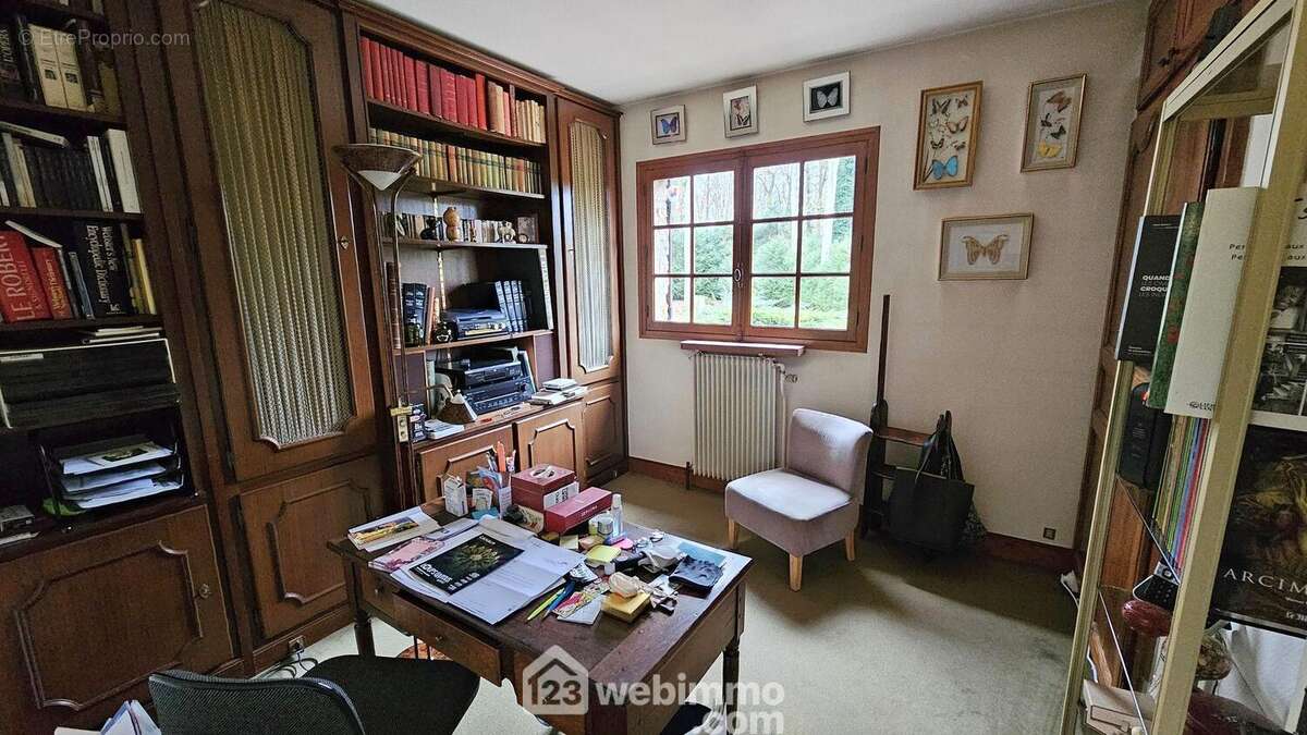 Au RDC, une chambre de 10 m² . - Maison à NOISY-SUR-ECOLE