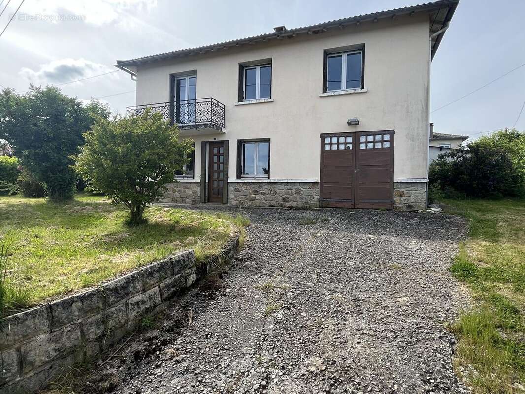 Maison 110 m² à Pleaux  - photo 2