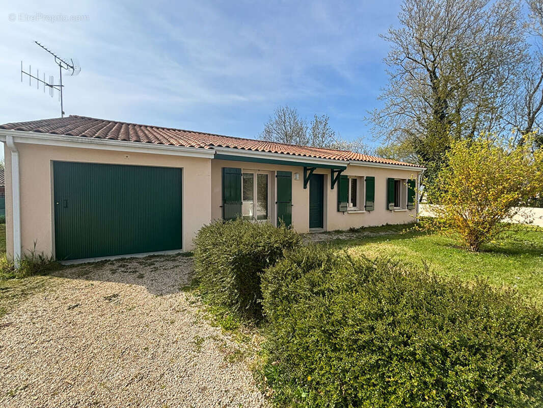 Vouillé bourg : maison 3 chambres avec garage et jardin clos. - photo 3