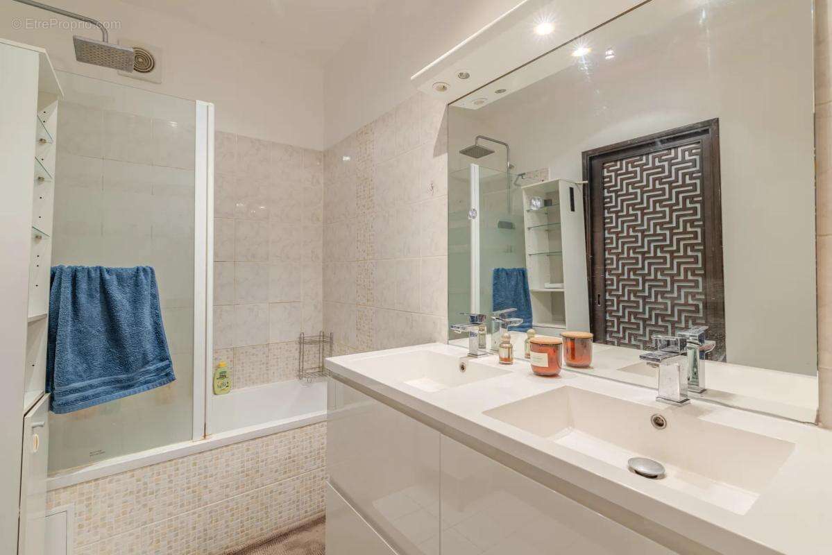 Appartement à COURBEVOIE