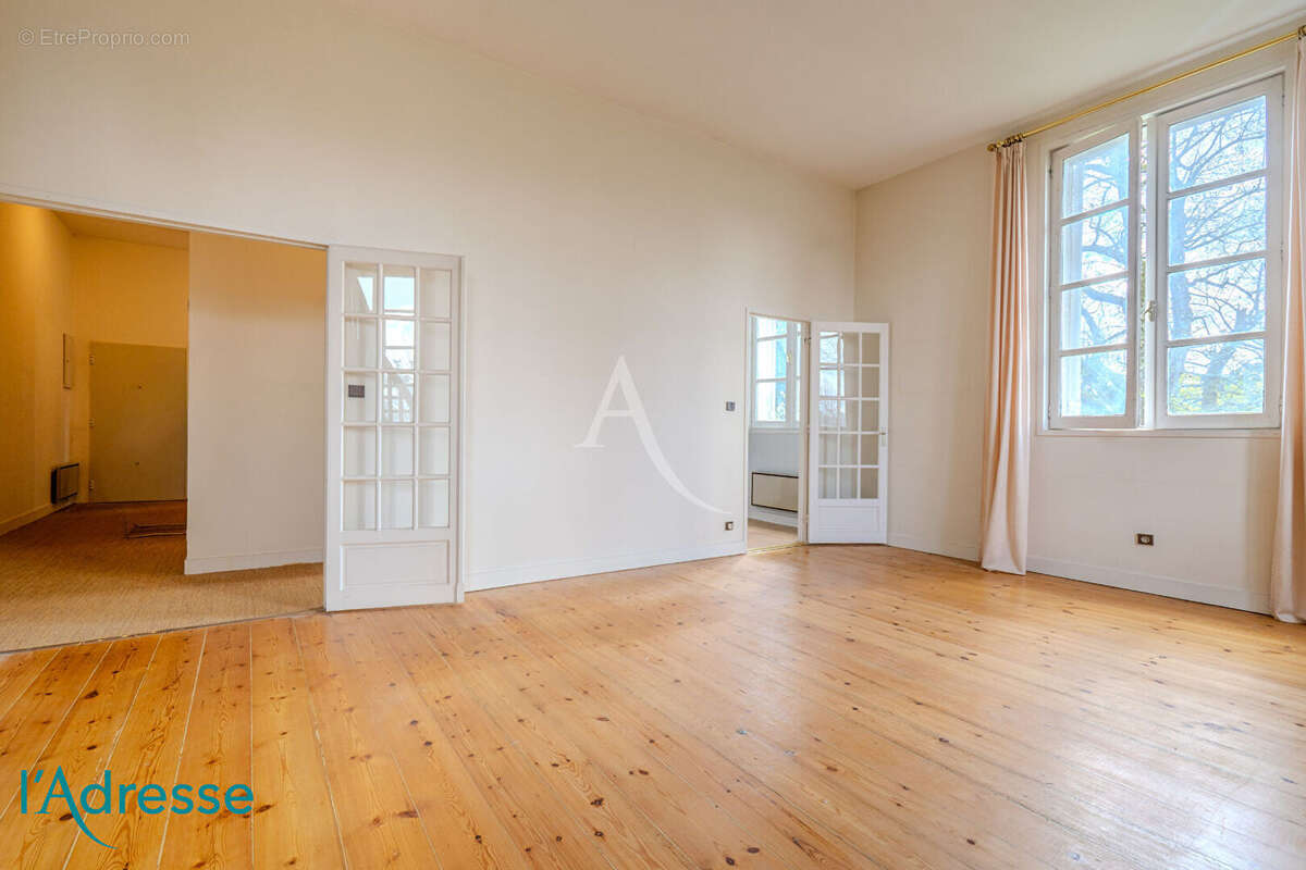 GRADIGNAN - Bel appartement de 150m² au sol dans un château avec garage fermé - photo 2