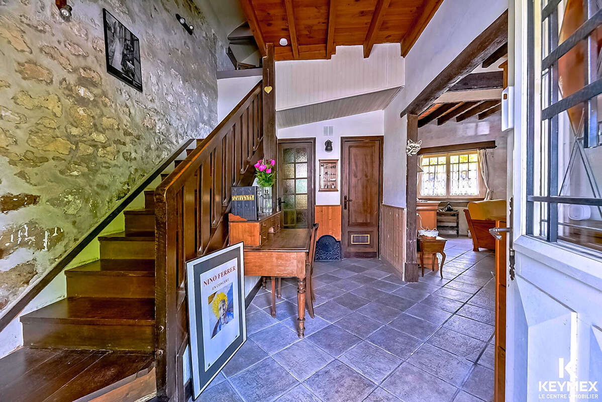 Maison à VALLANGOUJARD